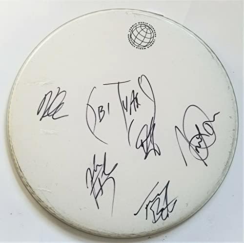 Група от първоначалния състав на групата подписана от ръката на 16-инчов барабанист COA с автографи на всички 5