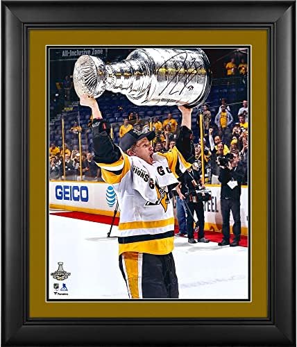 Снимка на Джейк Гюнцеля Питсбърг Пингуинс В рамка с автограф 16 x 20, Поднимающая Купа - Снимки на НХЛ с автограф